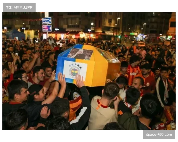 土耳其球迷燃放烟火，加拉塔萨雷主场气氛火爆